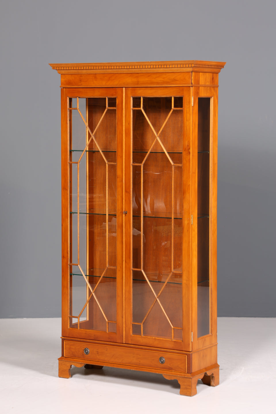 Wunderschöne Englische Vitrine Eibe Bücherschrank Buffet Antik Stil Glasvitrine