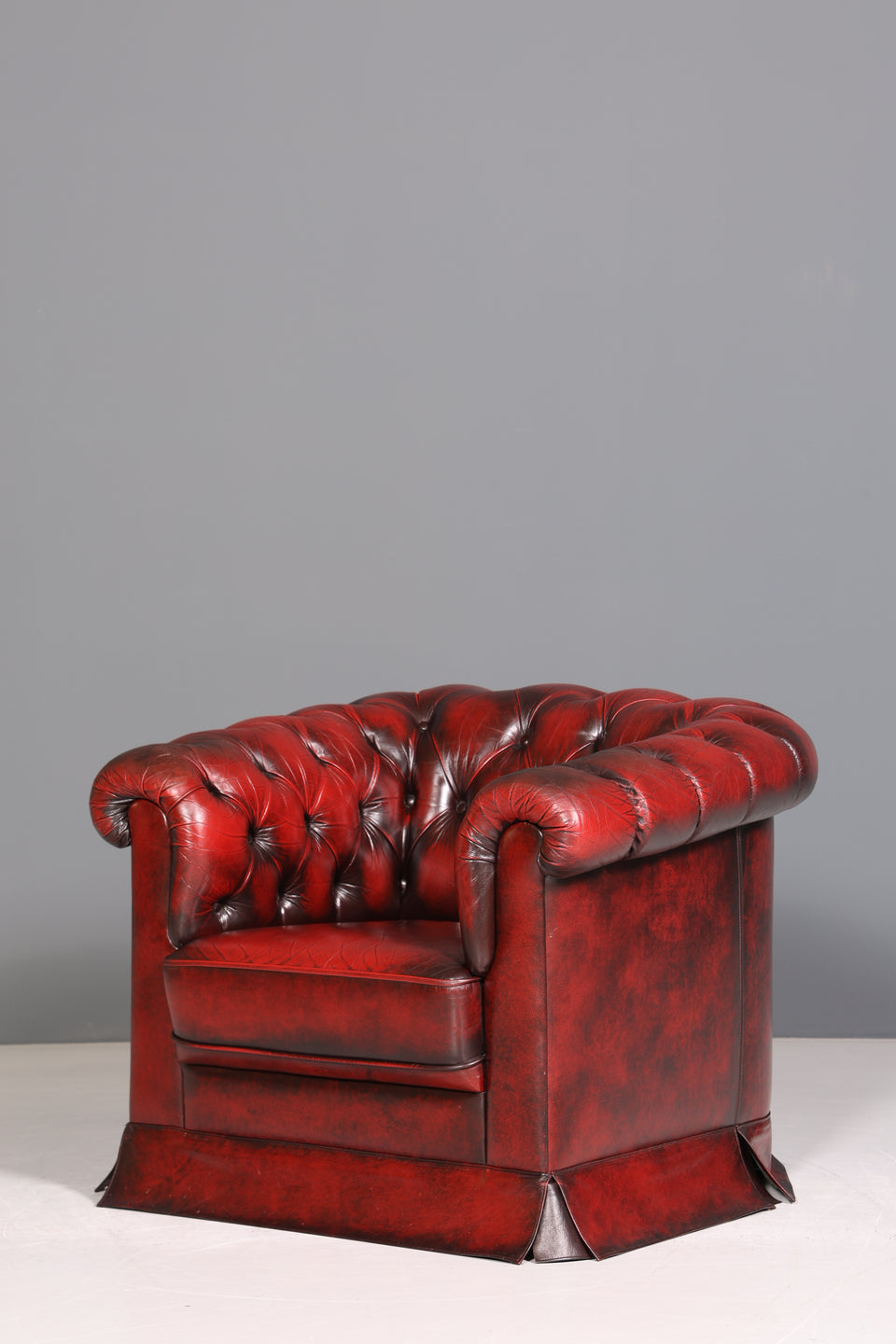 Wunderschöner Original Chesterfield Sessel echt Leder Oxblood Herrensessel England Armlehnsessel