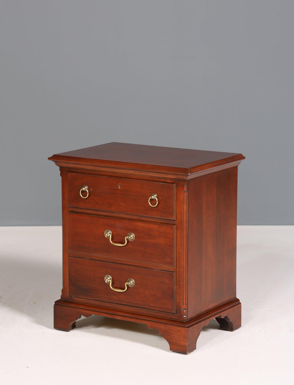 Fantastic chest of drawers from Drexel Heritage USA Antique style bedside table 1 of 3