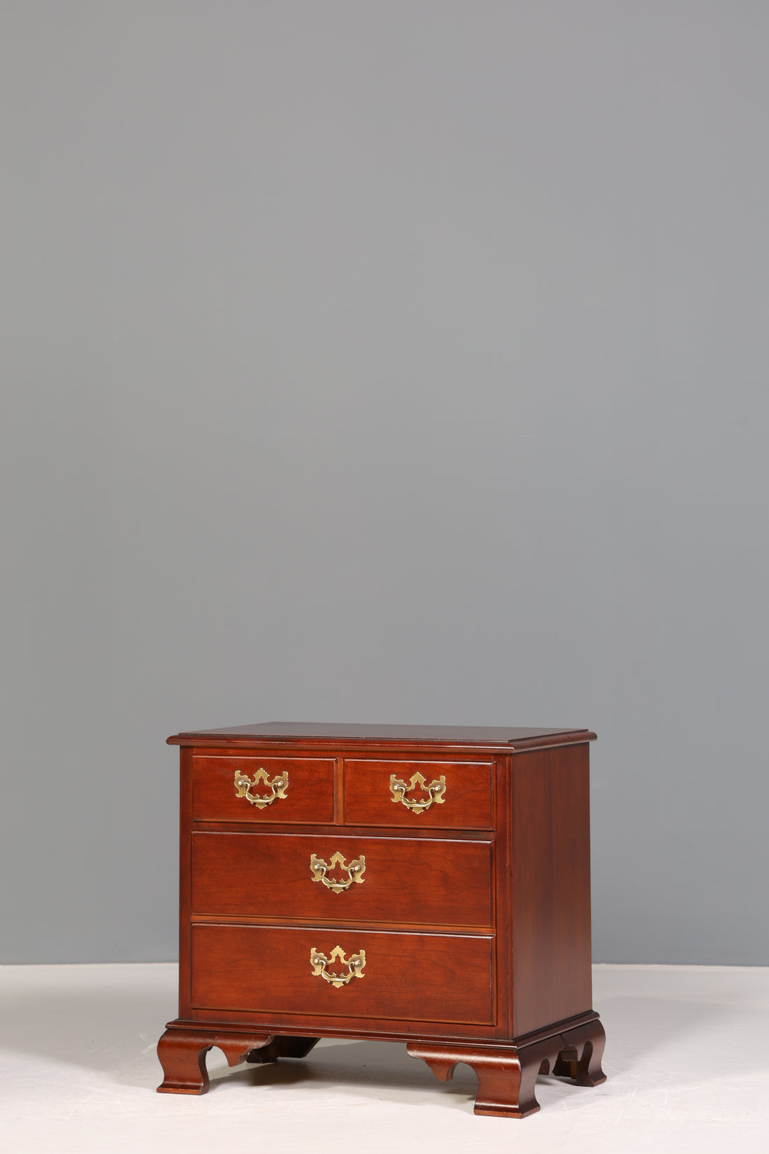 Stylish chest of drawers from Drexel Heritage USA Antique Style Bedside Table Cabinet