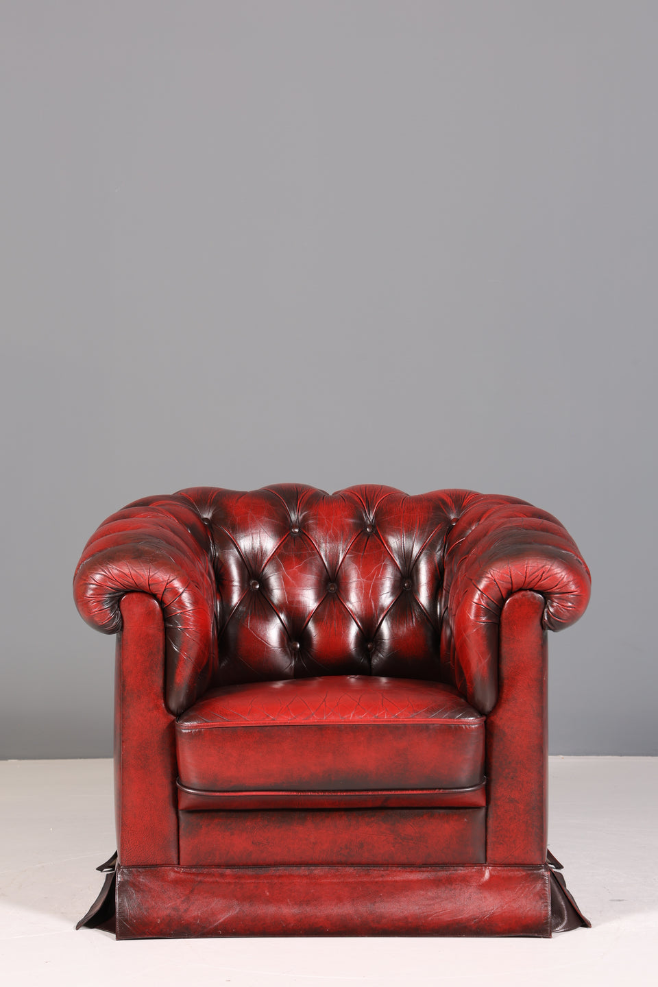 Wunderschöner Original Chesterfield Sessel echt Leder Oxblood Herrensessel England Armlehnsessel