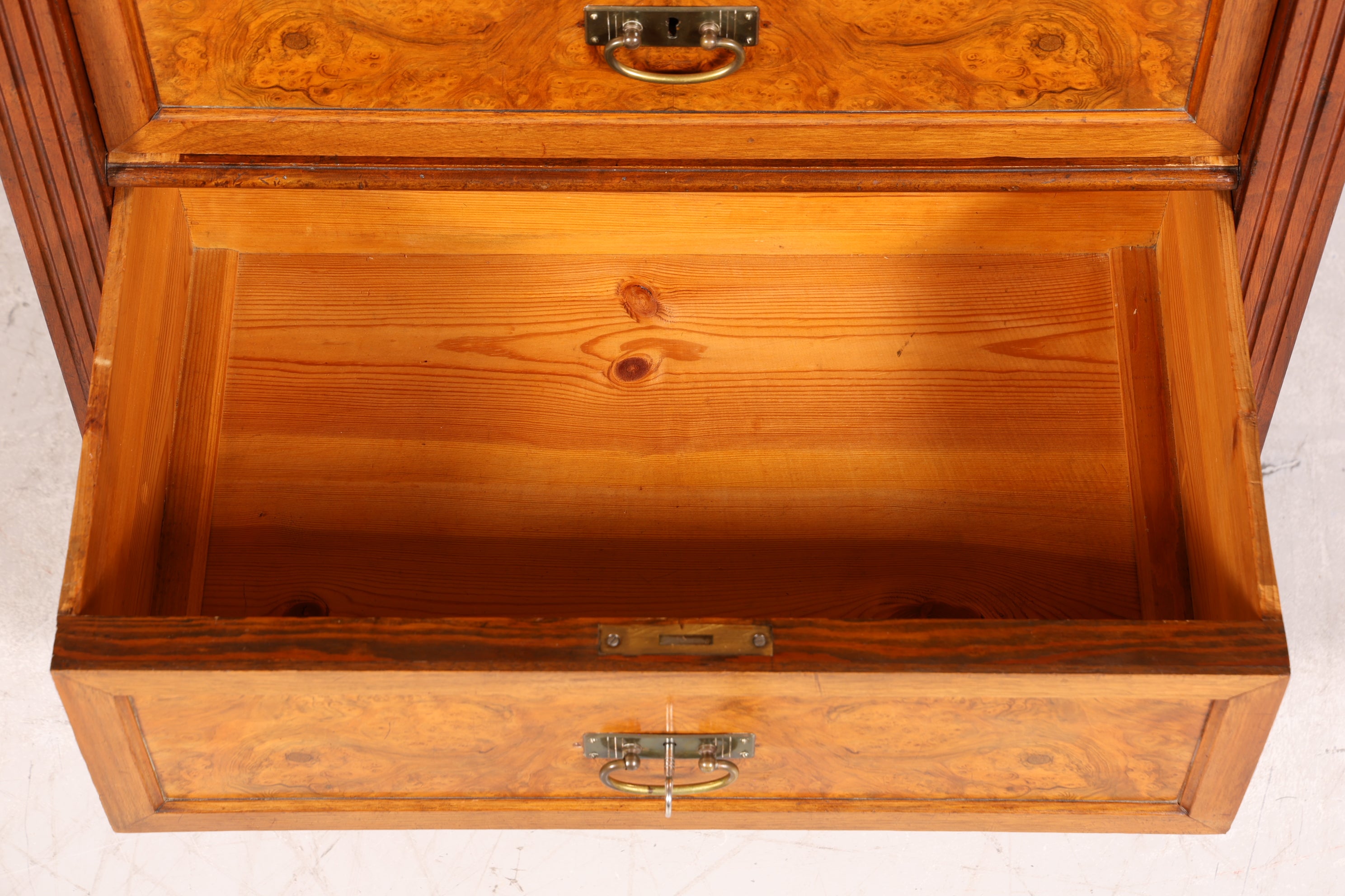 Noble Wilhelminian style chest of drawers Louis Philippe Vertiko walnut sideboard around 1880 chest of drawers