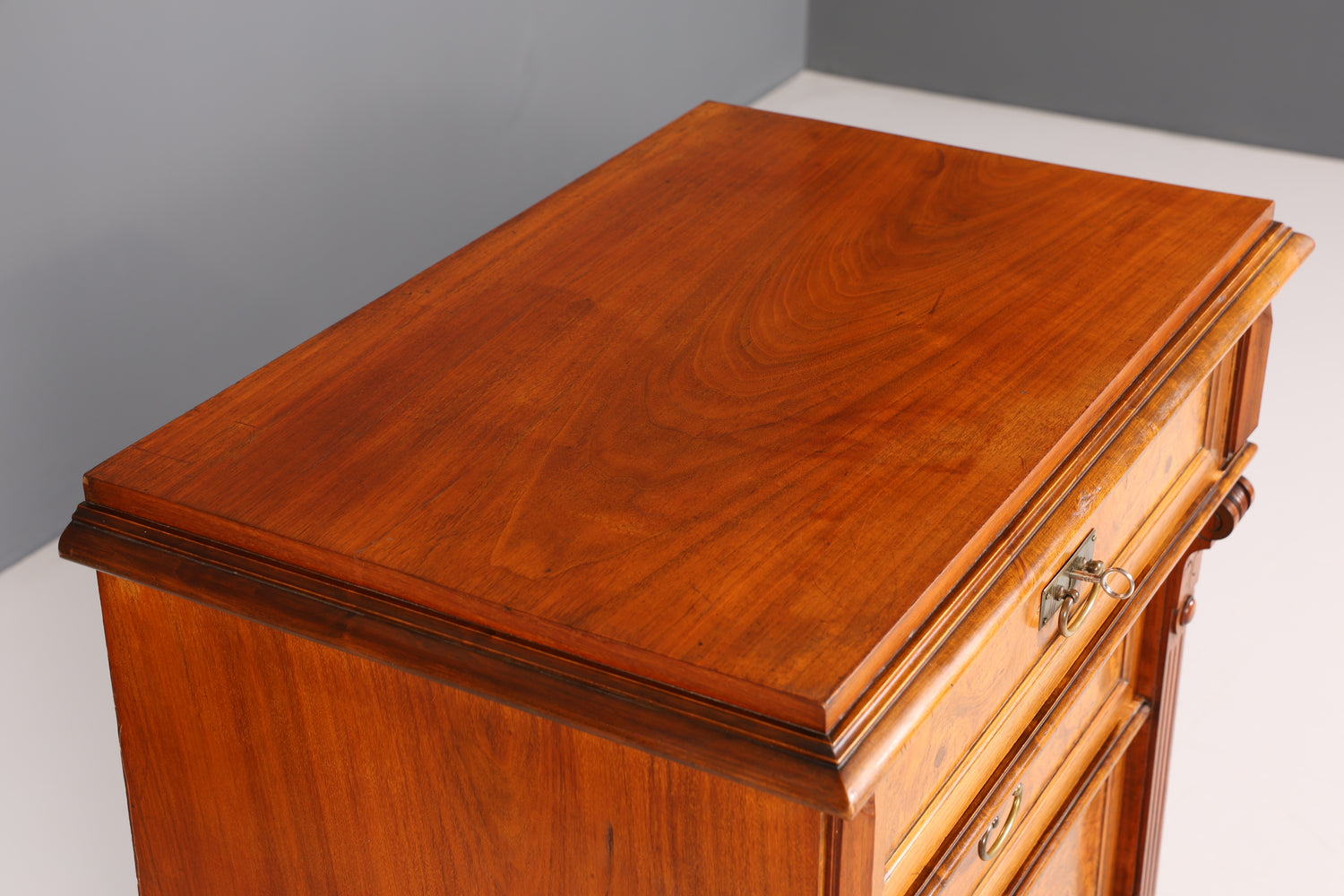 Noble Wilhelminian style chest of drawers Louis Philippe Vertiko walnut sideboard around 1880 chest of drawers