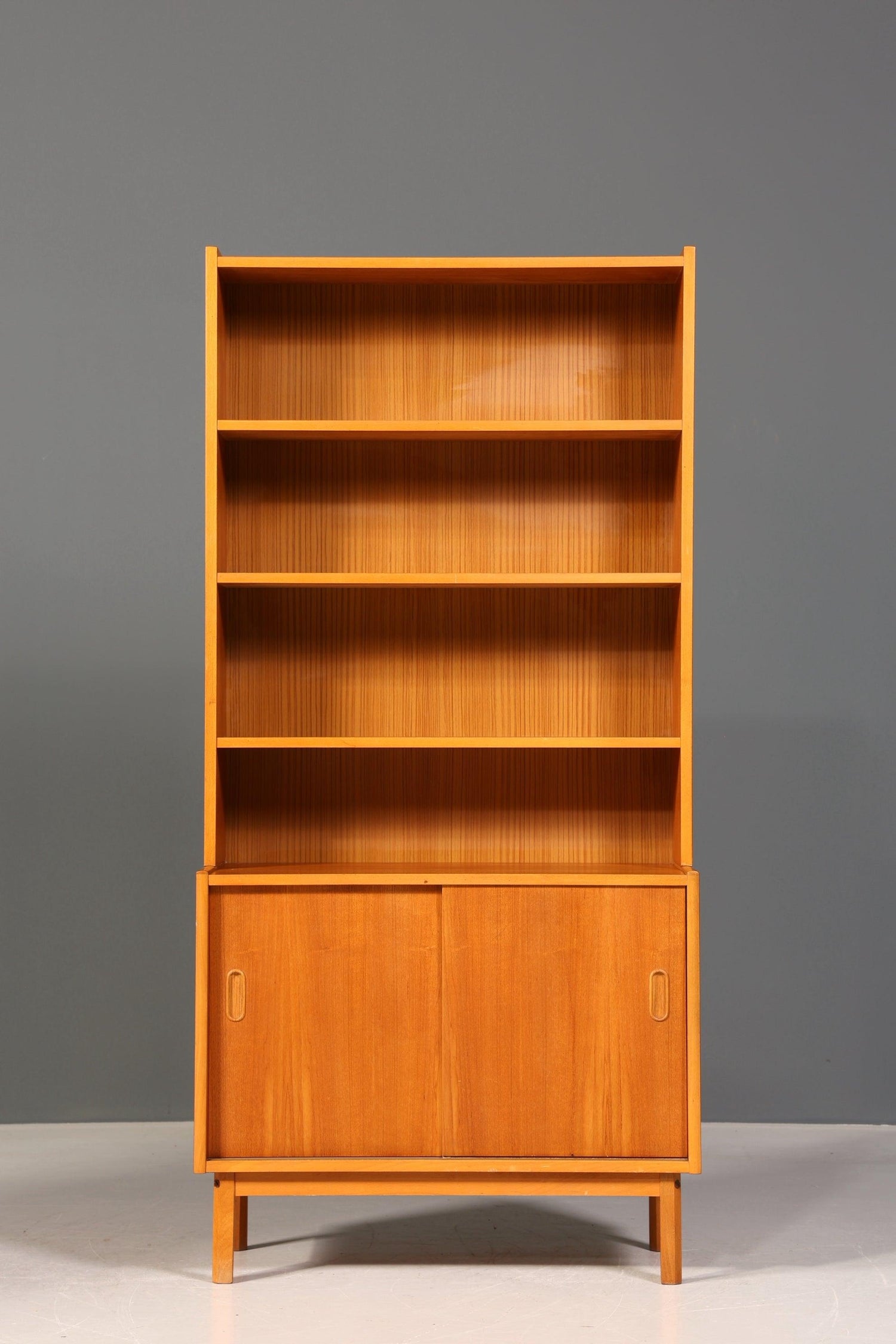 Schlichtes Mid Century Bücherregal Danish Design Schrank Retro Kommode &quot;Made in Denmark&quot; Schiebetür Regal Vintage 1 von 2