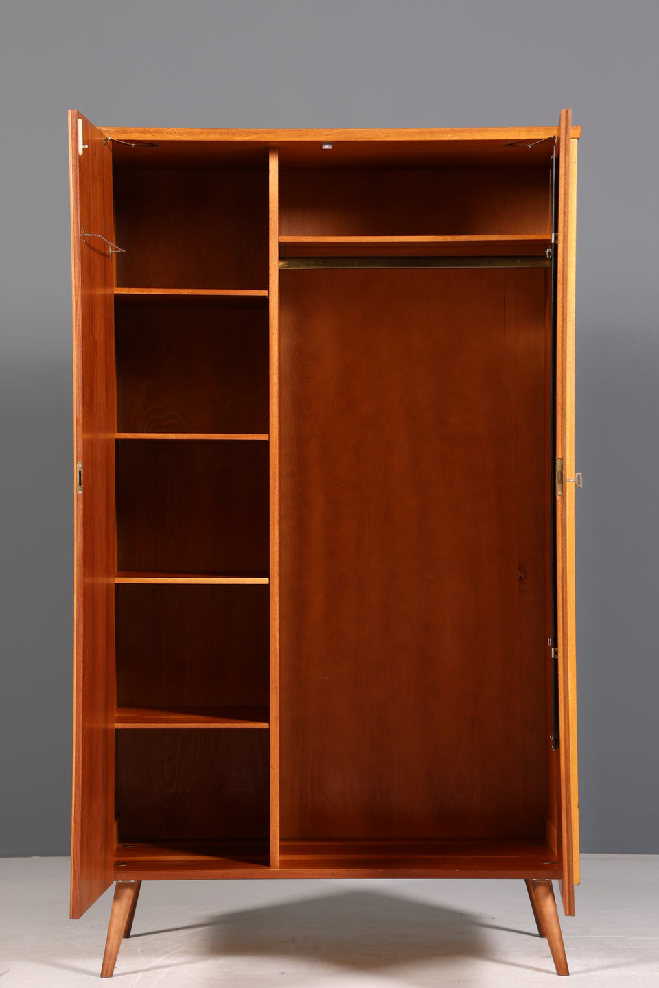 Traumhafter Mid Century Kleiderschrank Vintage Schrank Retro Wäscheschrank