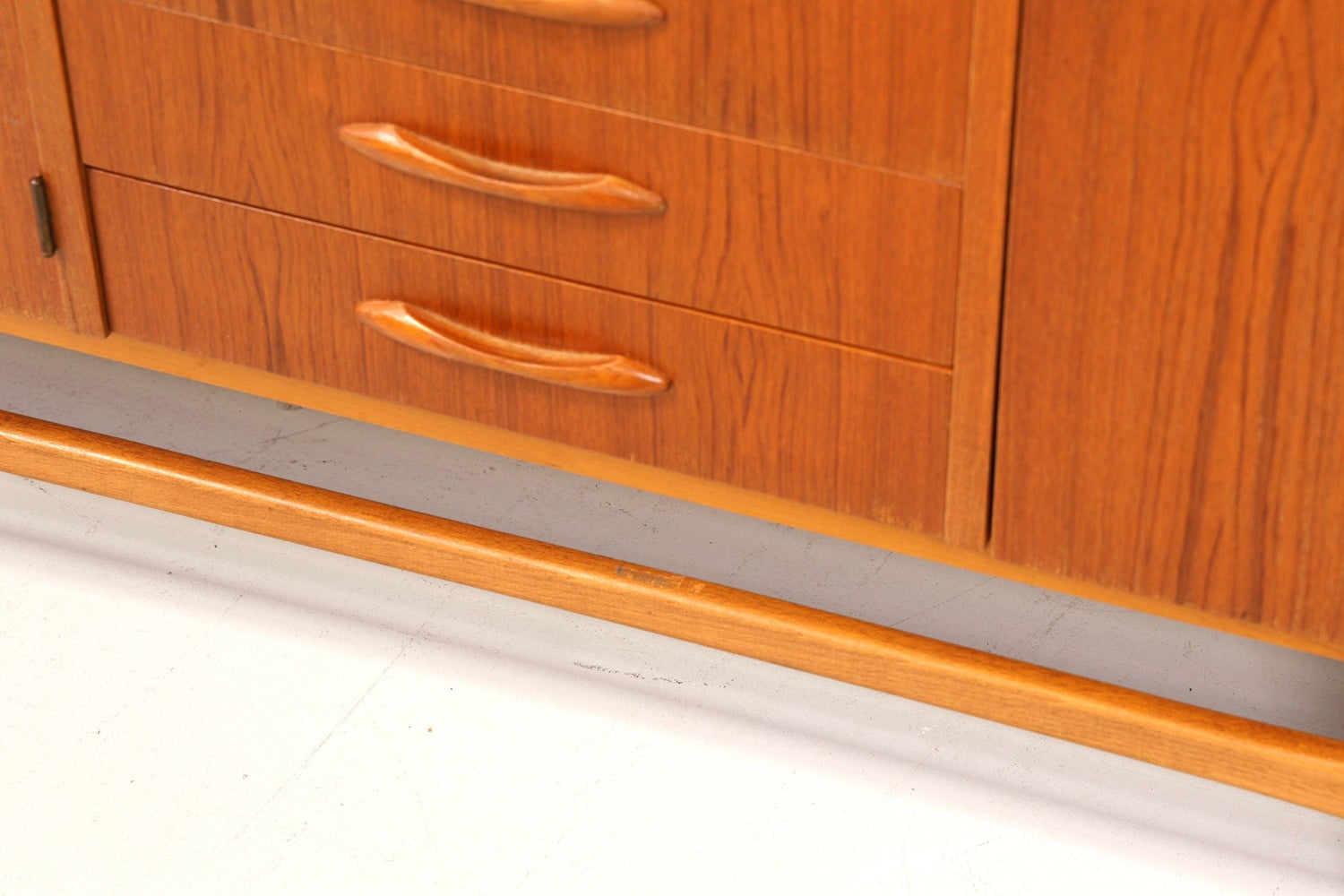 Schlichtes Mid Century Highboard Vintage Sideboard Danish Design Teak Holz Kommode 60er Jahre