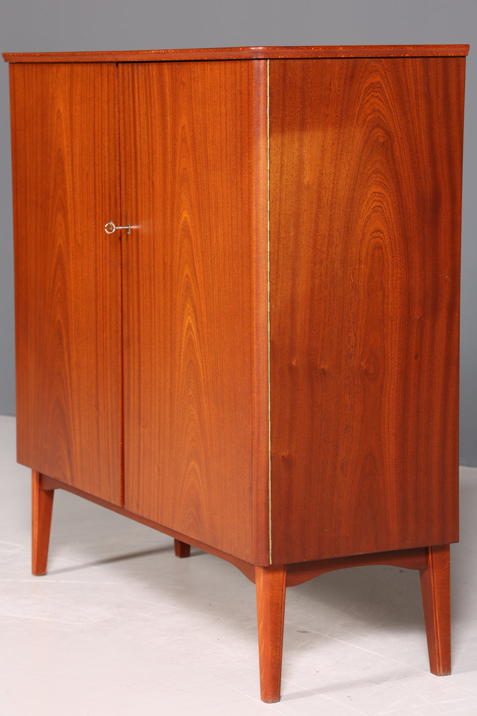 Stilvoller Mid Century Schrank 60er Jahre Wäscheschrank Aktenschrank Kommode