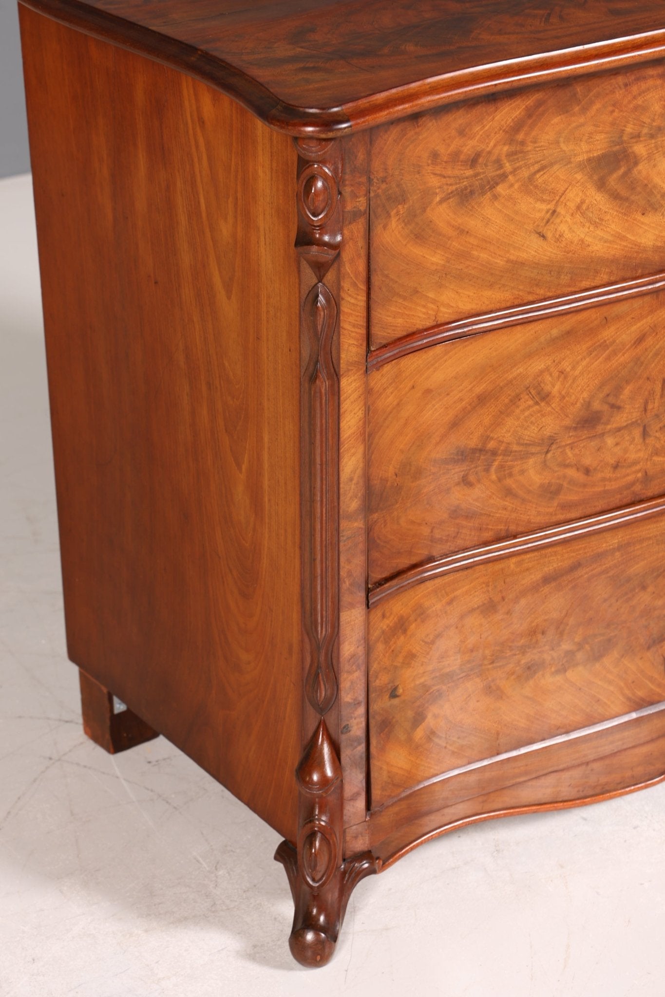 Beautiful Louis Philippe chest of drawers walnut around 1890