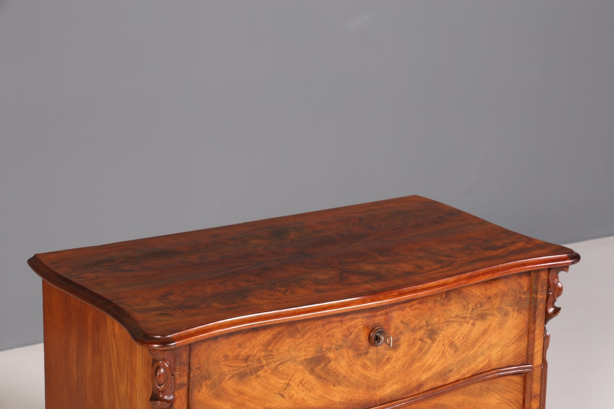 Beautiful Louis Philippe chest of drawers walnut around 1890