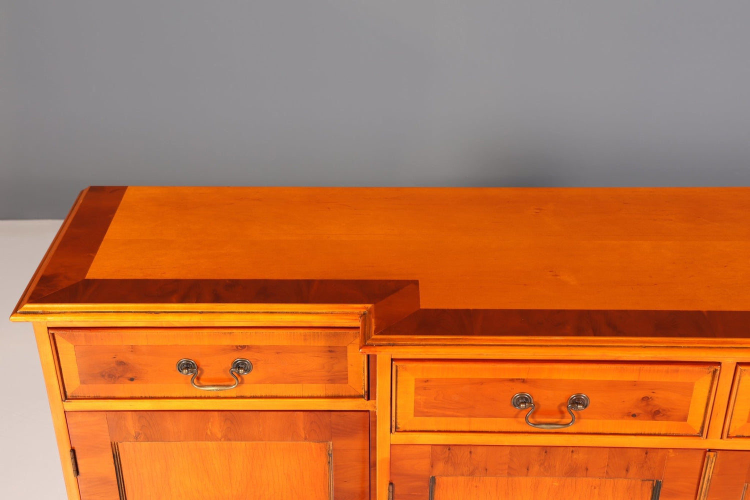 Wunderschönes Englisches Sideboard Eibe Schrank Antik 60s Buffetschrank Kommode